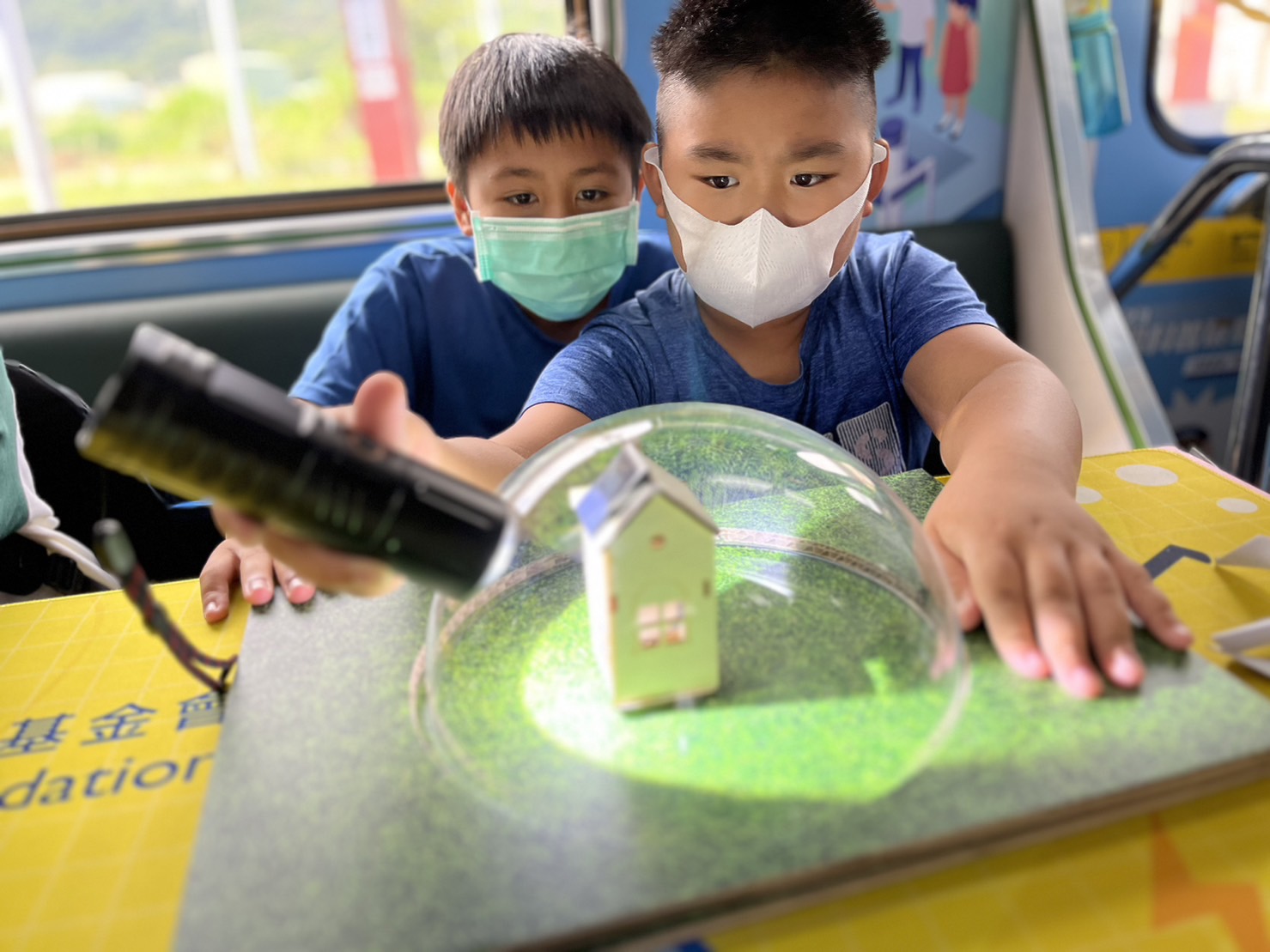 hhpoker俱乐部參與基礎科學主題車廂，以STEAM教學精神，設計「逐日科學家」、「太陽能工程師」以及「淨零建築師」三大能源科普課程和實驗